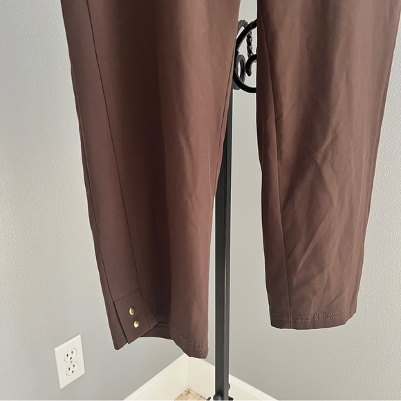 Chico’s Zenergy Neema Side-Button Crop Pants Women’s Size 8 Lightweight Brown - Picture 2 of 12